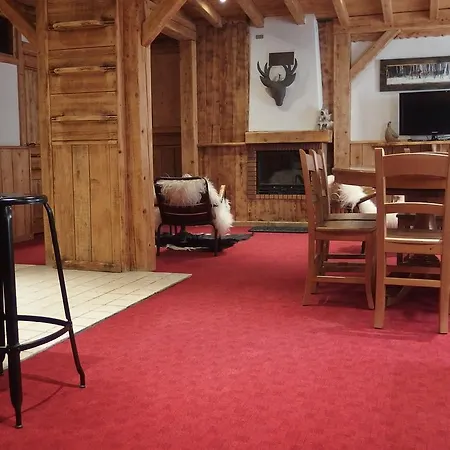 Ancolies מלון דירות 4*